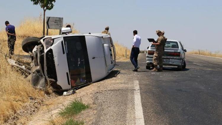 Yolcu minibüsü, otomobile çarptı: 12 yaralı