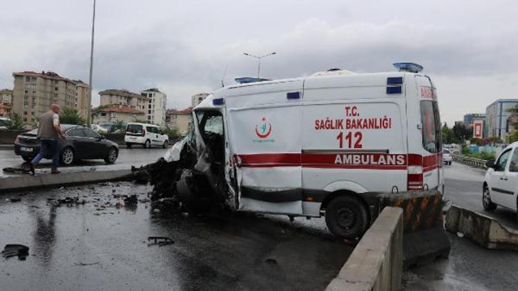 Ataşehir D-100 Karayolunda ambulans kaza yaptı: 3 yaralı