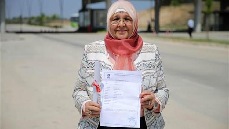 Süper anneanne 56sında üniversiteyi, 63ünde yüksek lisansı bitirdi