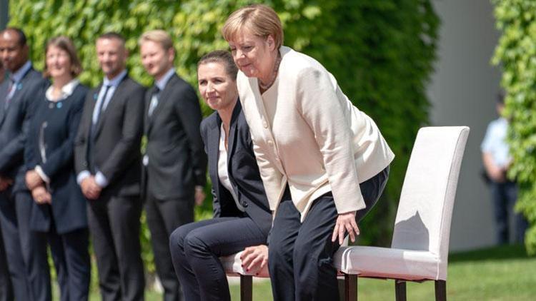 Merkel’in dördüncü titreme krizine sandalyeli önlem