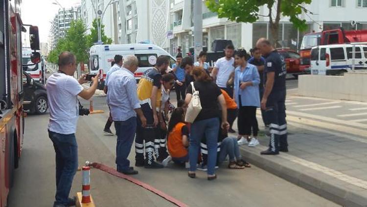 Diyarbakırda 2 katlı markette yangın, 50 kişi tahliye edildi