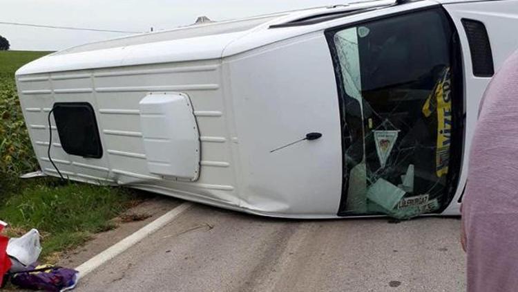 Vizede yan yatan minibüste 3 kişi yaralandı