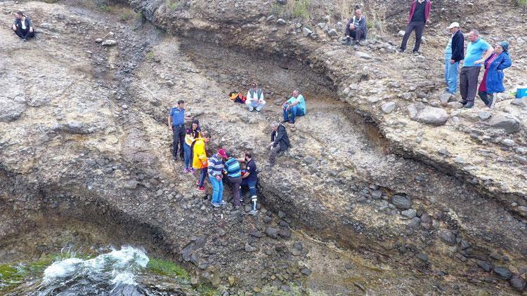 30 metreden kayalıklara düşerek, ağır yaralandı