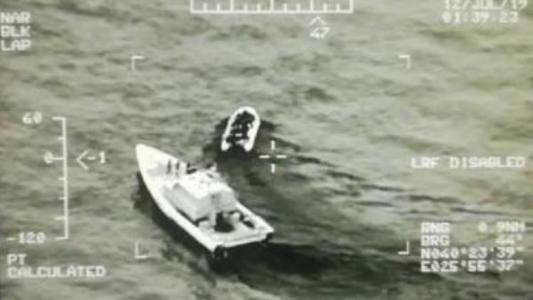Sahil Güvenlik uçağı tespit etti, lastik botlarda 143 kaçak yakalandı