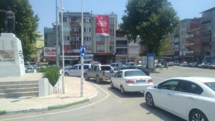 Yoldaki çalışma Mustafakemalpaşadaki trafiği kilitledi
