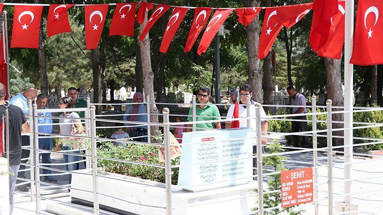 Şehit Halisdemir kabri başında ziyaret ediliyor