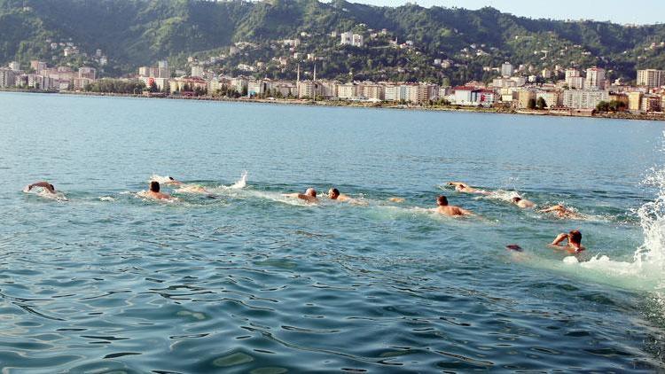 Şehitler için 3 kilometre yüzdüler