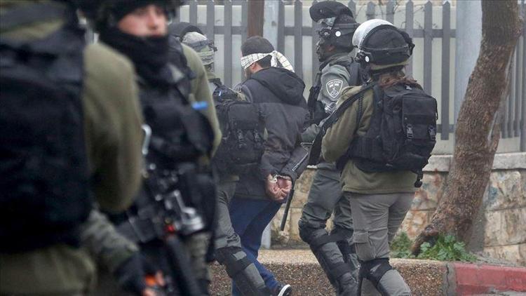 İsrail güçleri 10 Filistinliyi gözaltına aldı