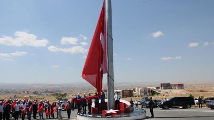 Batmanda 96 metrekarelik Türk bayrağı dalgalanmaya başladı