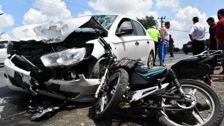 Otomobil, motosiklete çarptı: 2 yaralı