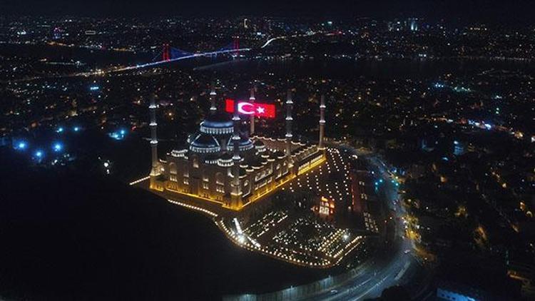 Çamlıca Camiinde 15 Temmuza özel dev LED Türk Bayrağı