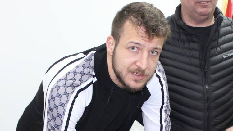 Batuhan Karadeniz, transferini sosyal medyadan duyurdu