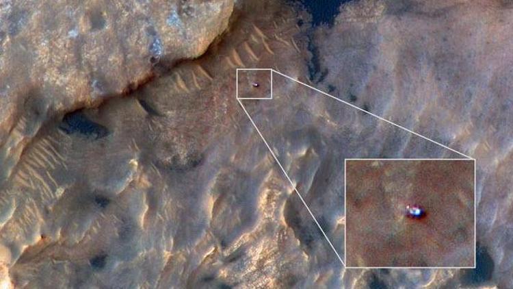 Curiosity, Marsta dolaşırken tepeden görüntülendi