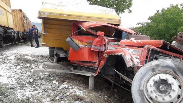 Ispartada yük treni kamyona çarptı: 1 yaralı