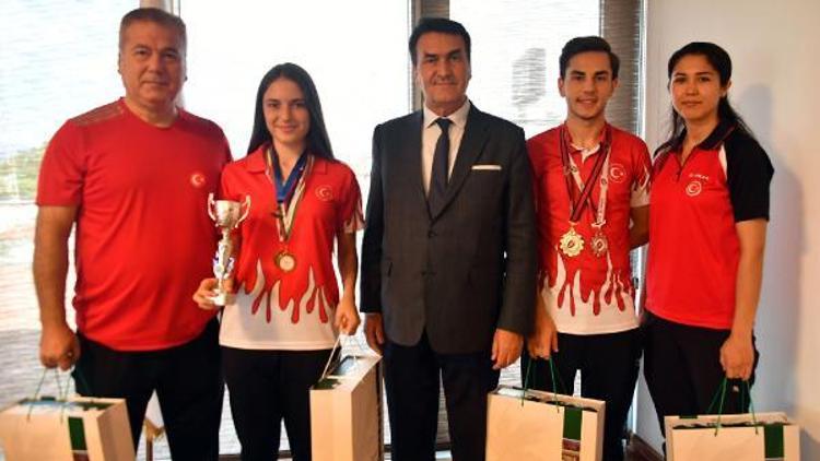 Şampiyon Badmintonculardan Başkan Dündar’a Ziyaret