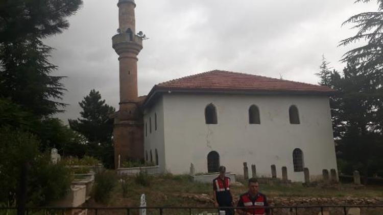 Minareden düşen imam yaralandı