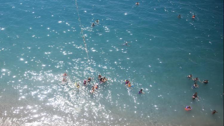 Antalyada sahillerde yoğunluk