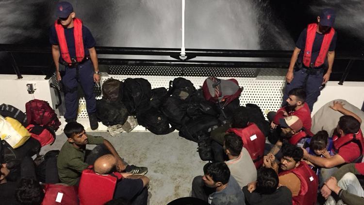Edirnede lastik botta 41 kaçak göçmen yakalandı