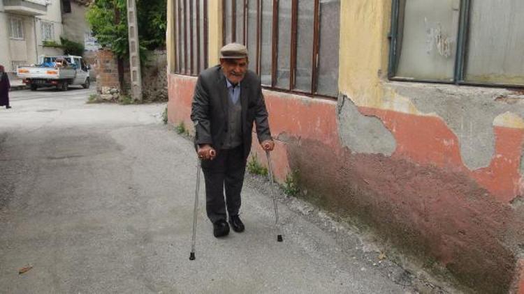 Yaşlı adamın akülü tekerlekli sandalyesi çalındı