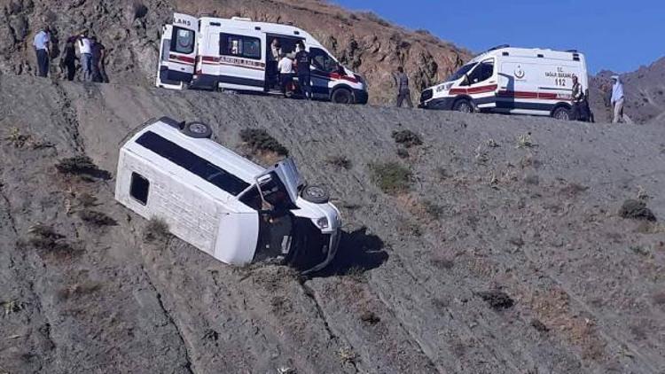 Elazığda yolcu minibüsü devrildi: 4 yaralı