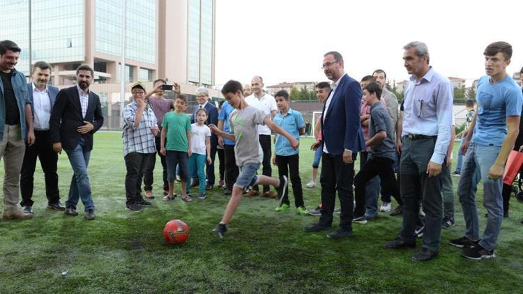 Bakan Kasapoğlu çocuklarla maç yaptı