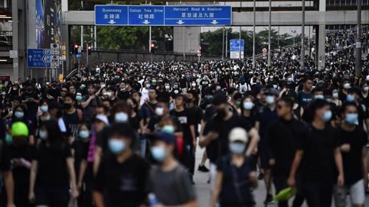 Hong Kongda halk yeniden sokaklarda