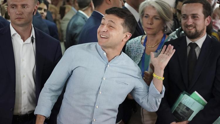 Ukraynada seçimi Devlet Başkanı Zelenskiyin partisi kazandı
