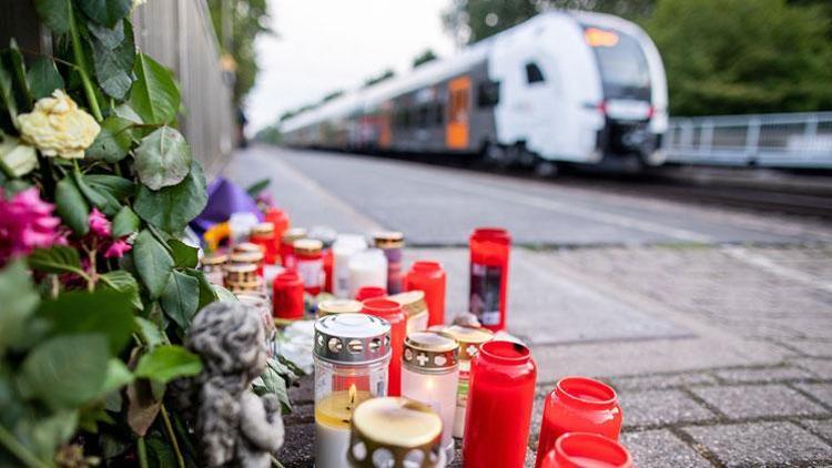 Hiç tanımadığı kadını trenin önüne itip ölümüne neden oldu