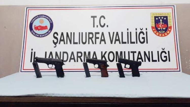 Otomobil bagajındaki 3 ruhsatsız tabancaya 2 tutuklama