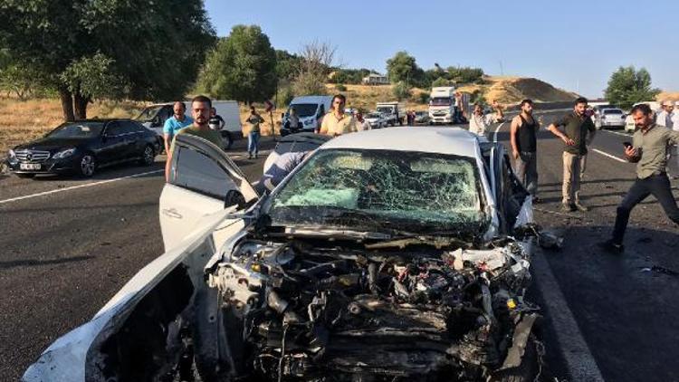 Bingölde yolcu minibüsü ile otomobil çarpıştı: 2 ölü, 16 yaralı