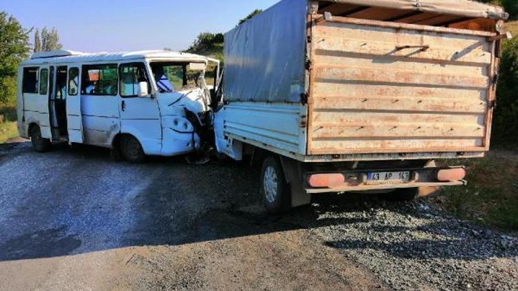 Kütahyada işçi servisi ile kamyonet çarpıştı: 11 yaralı