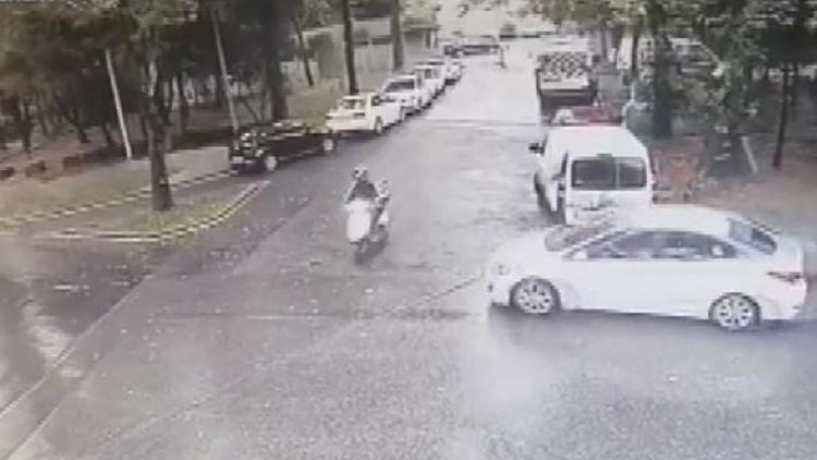 Sarıyerde otomobilin motosikletliye çarptığı kaza kamerada