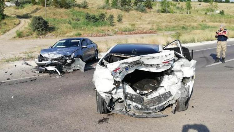 Sivasta otomobiller çarpıştı: 5 yaralı