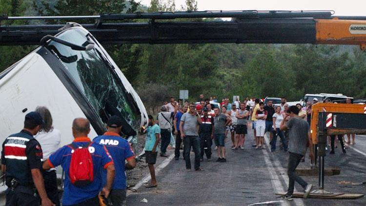 Turist otobüsü devrildi: 25 yaralı