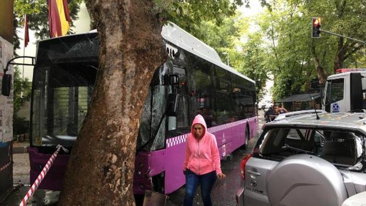Sarıyerde belediye otobüsü önce cipe sonra da ağaca çarptı: 4 yaralı