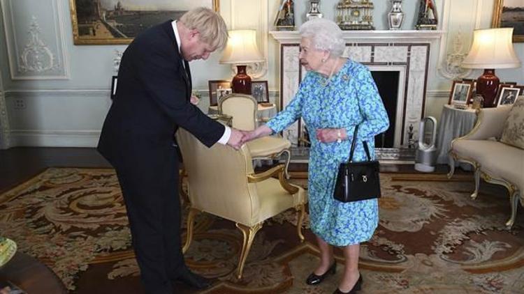 Son dakika... Boris Johnson Buckingham Sarayında başbakanlık görevini devraldı