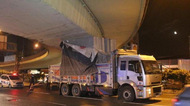 Beşiktaşta kamyon köprüye sıkıştı