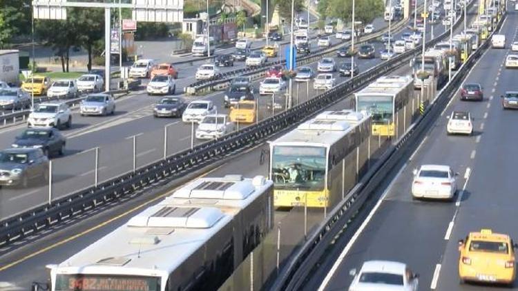 Zeytinburnunda arızalı metrobüs yoğunluğa neden oldu