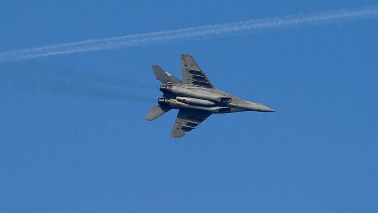 Azerbaycanda eğitim uçuşu için havalanan savaş uçağı düştü