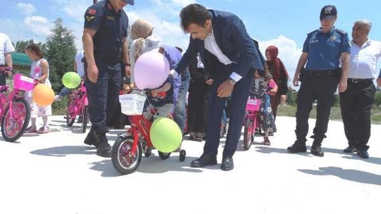 Hisarcıkta, çocuklara bisiklet hediye edildi