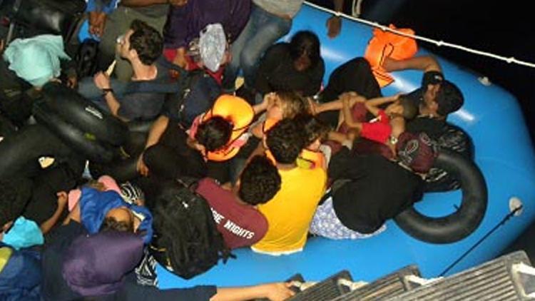 İzmirde lastik botta 35 kaçak göçmen yakalandı
