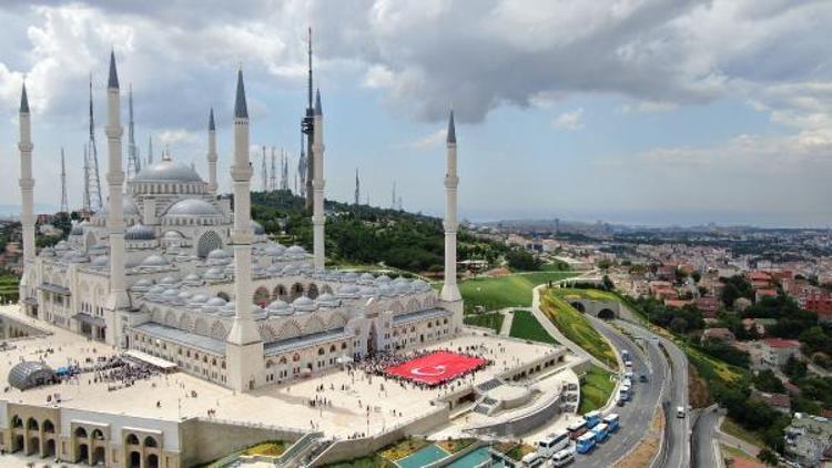 Havadan fotoğraflarla Çamlıca Camii avlusundaki Kuran kursu şenliği