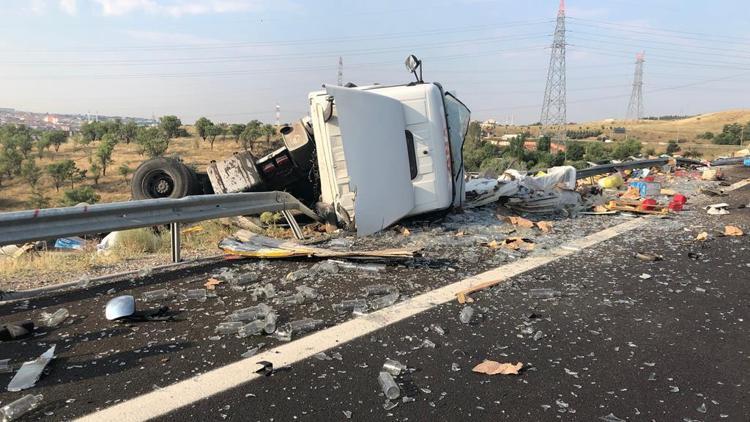 Yoldan çıkan TIR bariyerlere çarptı