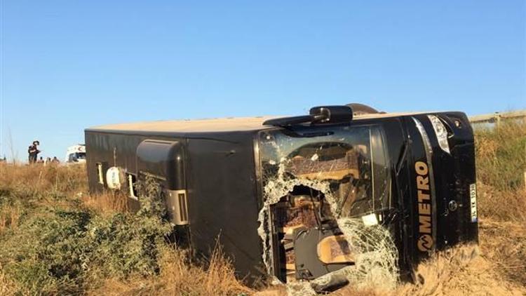 Eskişehirde yolcu otobüsü şarampole devrildi: 13 yaralı