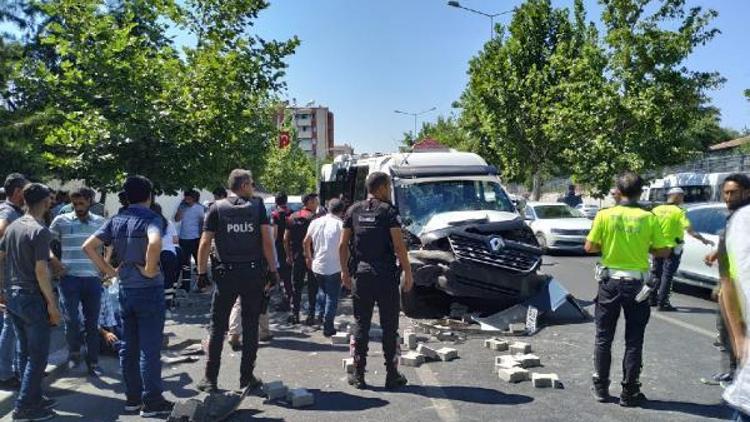 Diyarbakırda yolcu minibüsü traktöre çarptı: 16 yaralı