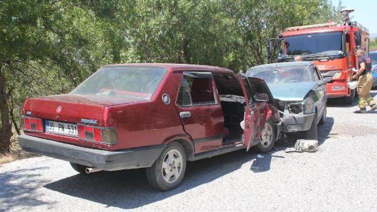 Kınıkta iki otomobil çarpıştı: 6 yaralı