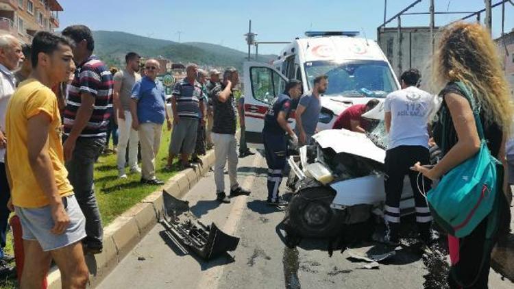 Hasta taşıyan ambulans, otomobille çarpıştı: 2 ölü, 1 yaralı