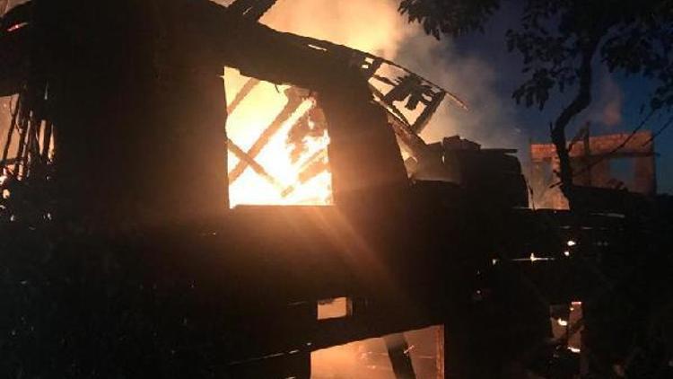 2 katlı ahşap ev yandı, dede-torun yaralandı