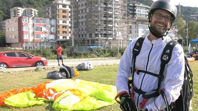 Yamaç paraşütü için gitti, kendini yarışmada buldu