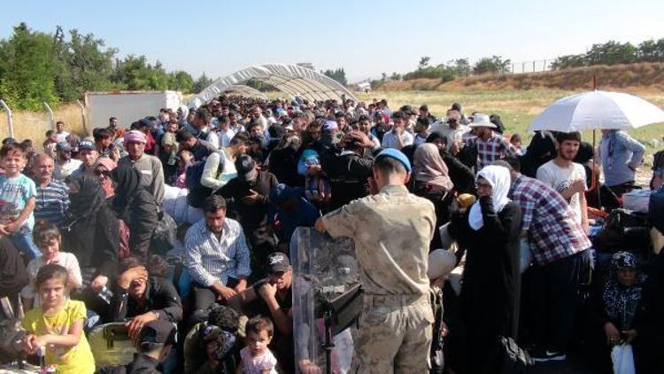 Öncüpınardan 10 bin Suriyeli bayramlaşmaya gitti